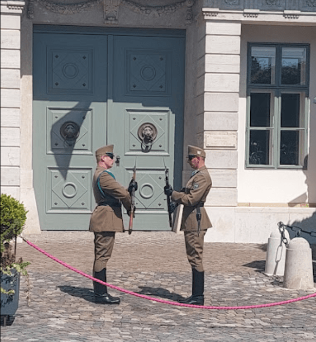 這張圖片的 alt 屬性值為空，它的檔案名稱為 -2024-10-09-130100.webp