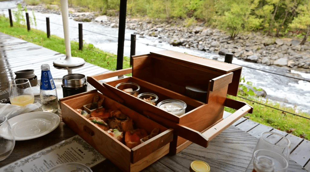 溪流露台早餐與迎賓飲料