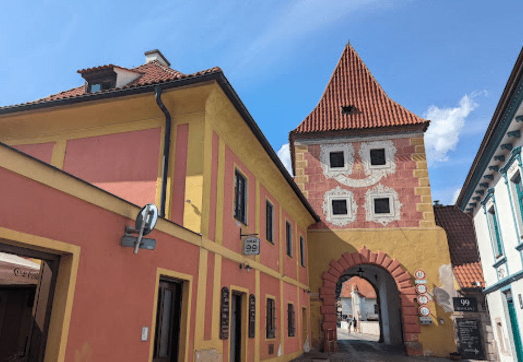 【捷克CK小鎮攻略】| 自助必看：1日&2日行程搭配景點地圖，沒導覽團也輕鬆玩