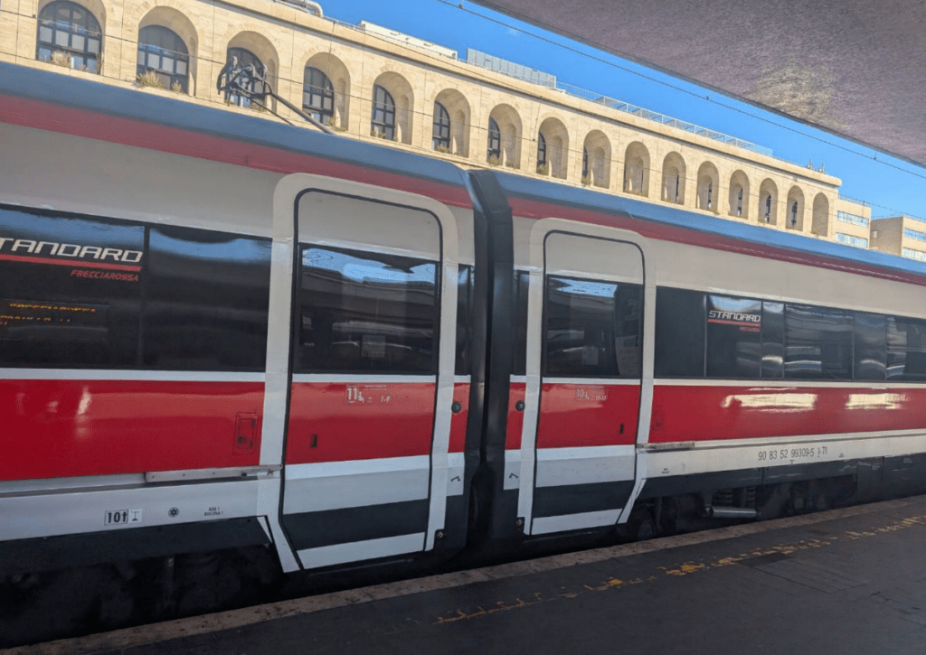 【2024義大利交通攻略】| 火車&車站總整理：治安、驗票、月台、行李、廁所等注意事項