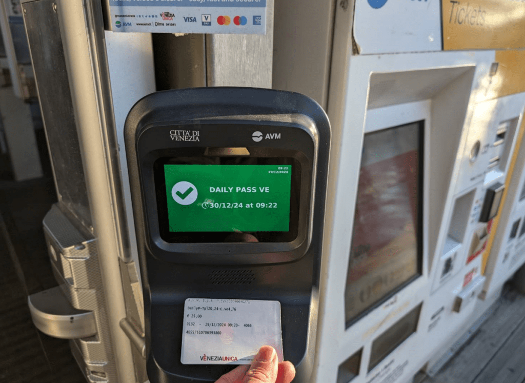 【2025威尼斯水上巴士攻略】|圖解交通：票價/買票/搭船/重點碼頭，暢遊水都