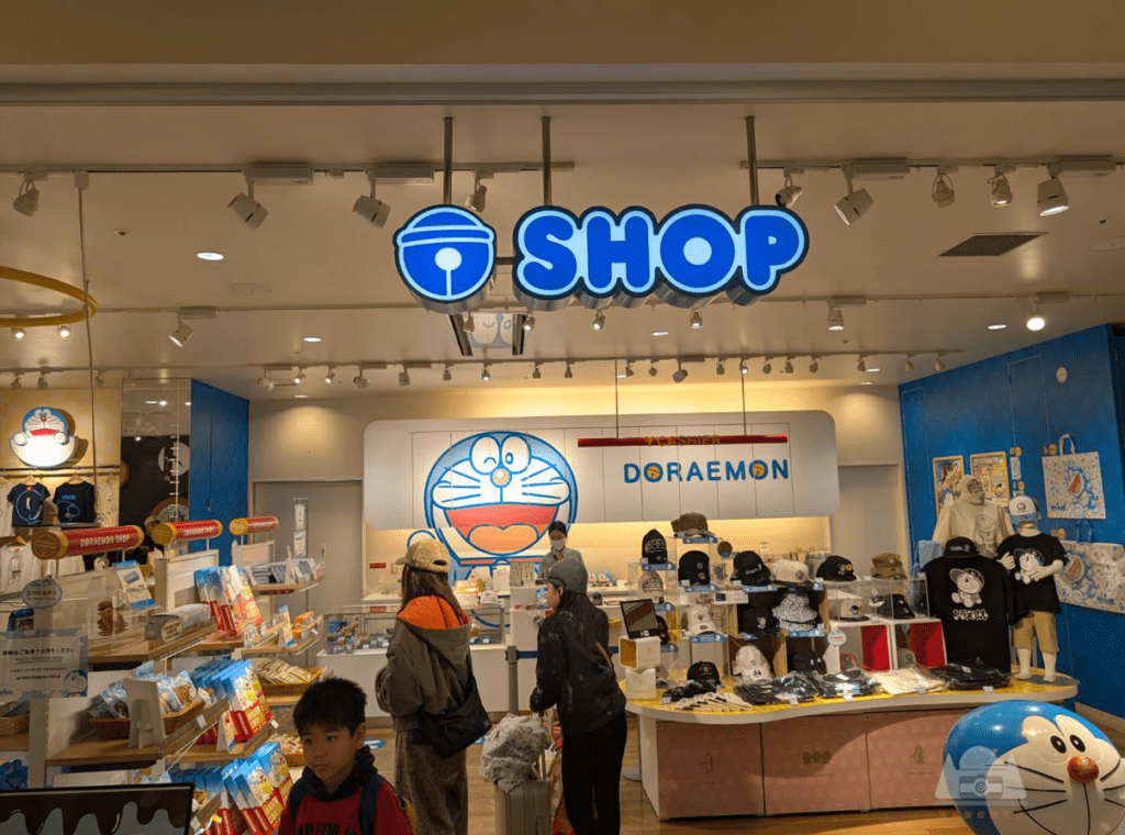 【2025新千歲機場攻略】|樓層地圖詳解：一圖逛免稅店，哆拉A夢空中樂園，看電影泡溫泉！