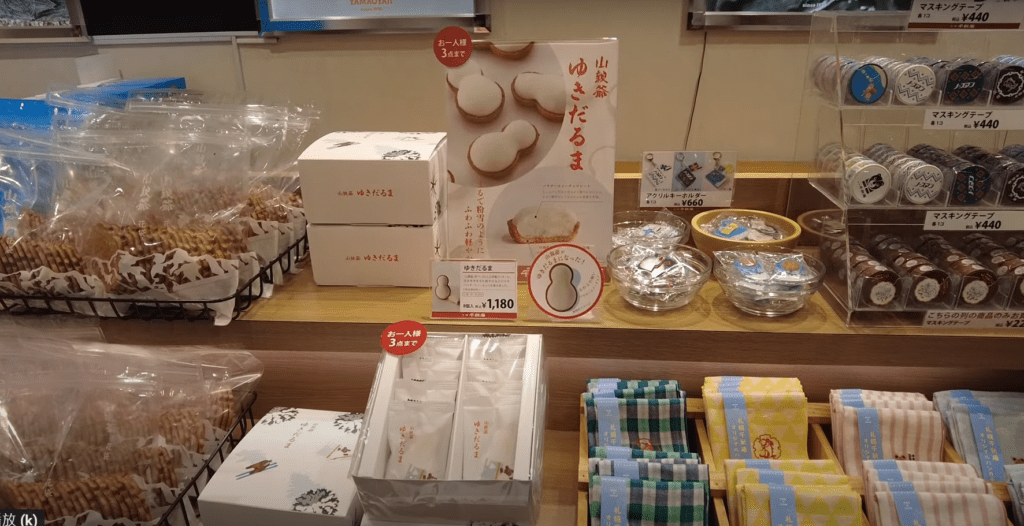 【2025新千歲機場攻略】|樓層地圖詳解：一圖逛免稅店，哆拉A夢空中樂園，看電影泡溫泉！