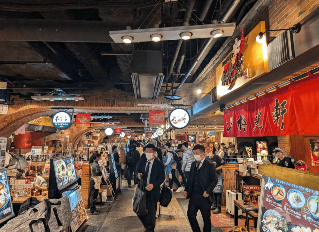 【2025新千歲機場攻略】|樓層地圖詳解：一圖逛免稅店，哆拉A夢空中樂園，看電影泡溫泉！