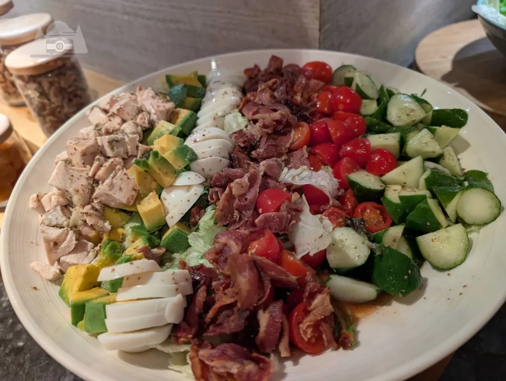 【2025台北萬豪行政酒廊開箱】|Happy hour：熱食種類不多但氣泡白酒讚，森林系早餐