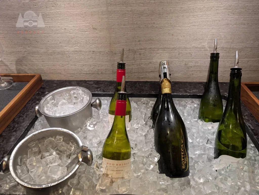 【2025台北萬豪行政酒廊開箱】|Happy hour：熱食種類不多但氣泡白酒讚，森林系早餐