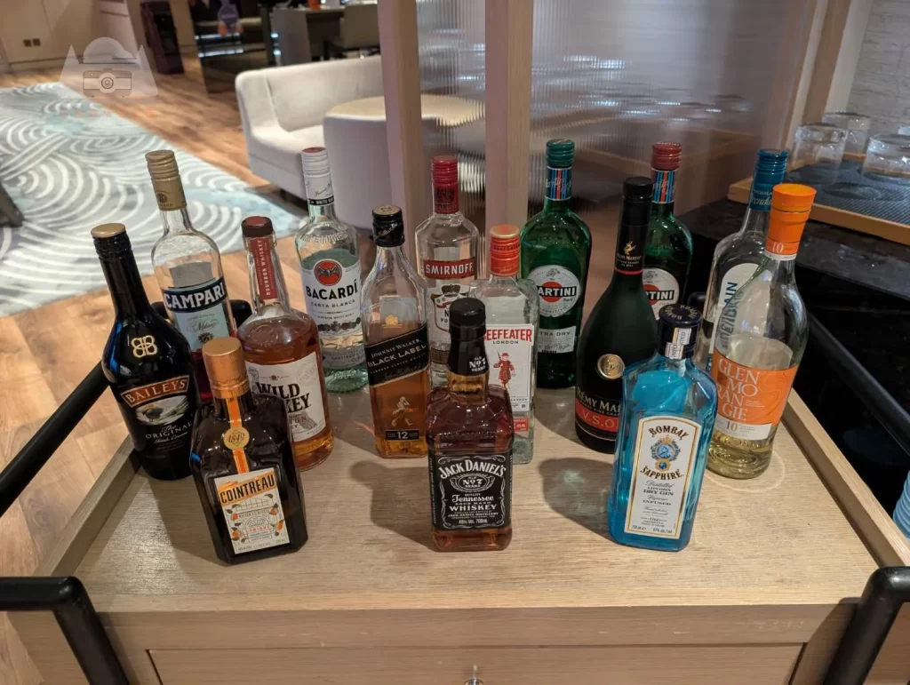 【2025台北萬豪行政酒廊開箱】|Happy hour：熱食種類不多但氣泡白酒讚，森林系早餐