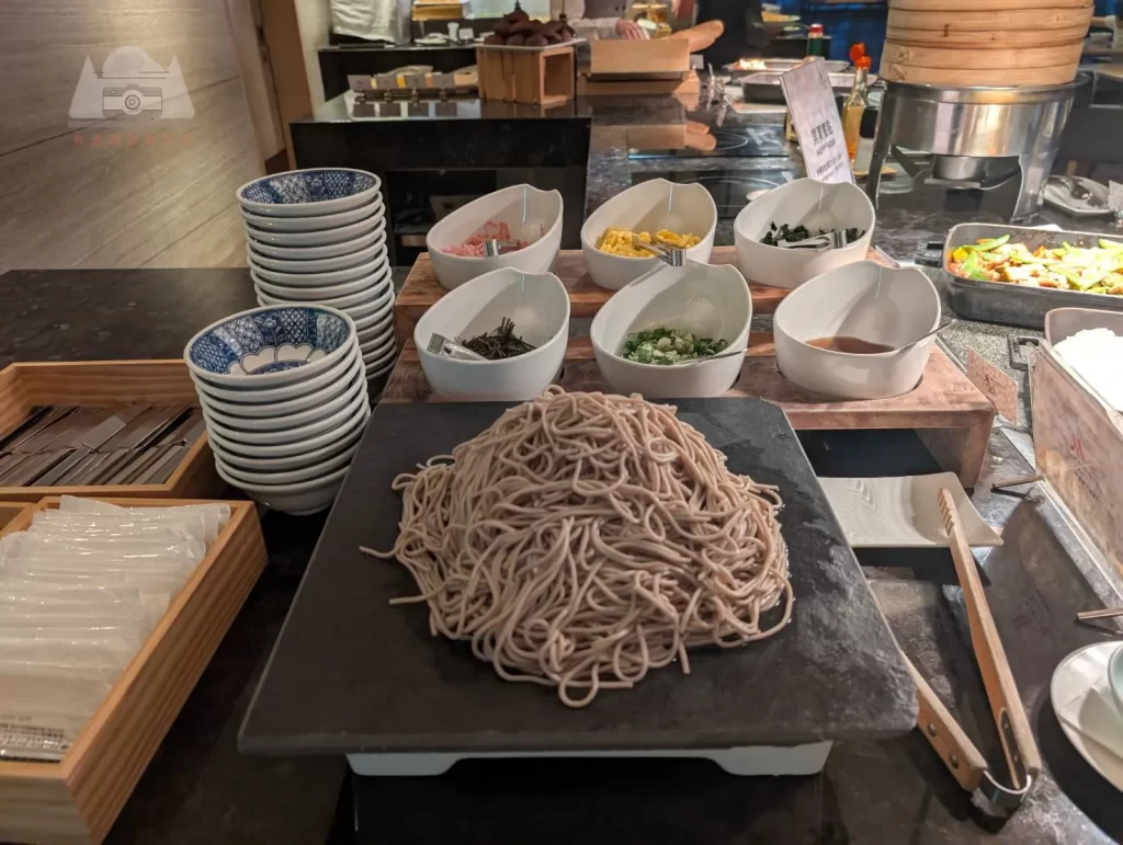 【2025台北萬豪行政酒廊開箱】|Happy hour：熱食種類不多但氣泡白酒讚，森林系早餐