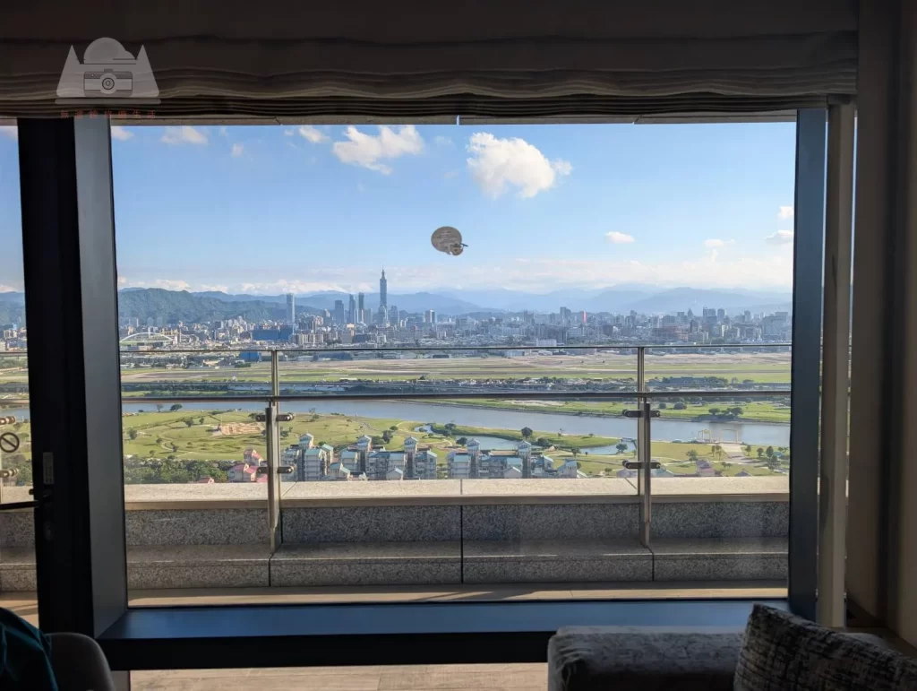 【2025台北萬豪行政酒廊開箱】|Happy hour：熱食種類不多但氣泡白酒讚，森林系早餐