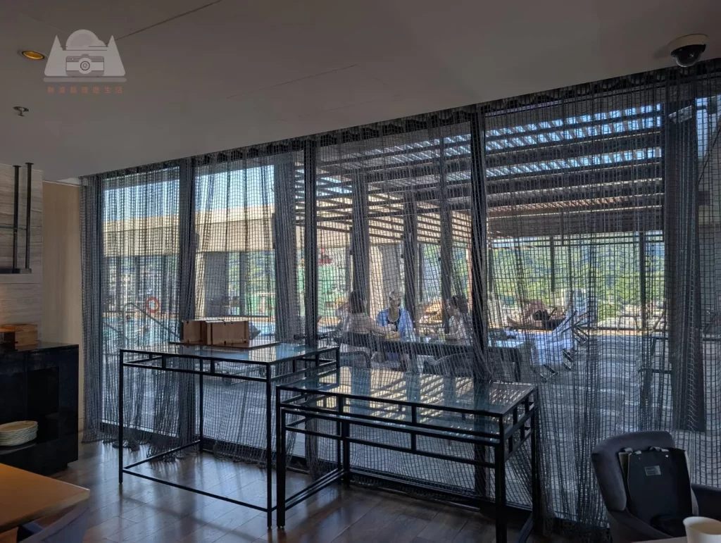 【2025台北萬豪行政酒廊開箱】|Happy hour：熱食種類不多但氣泡白酒讚，森林系早餐