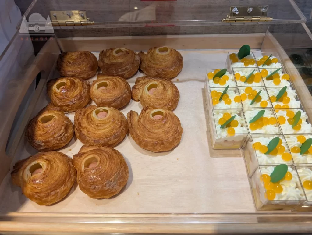 【2025台北萬豪行政酒廊開箱】|Happy hour：熱食種類不多但氣泡白酒讚，森林系早餐