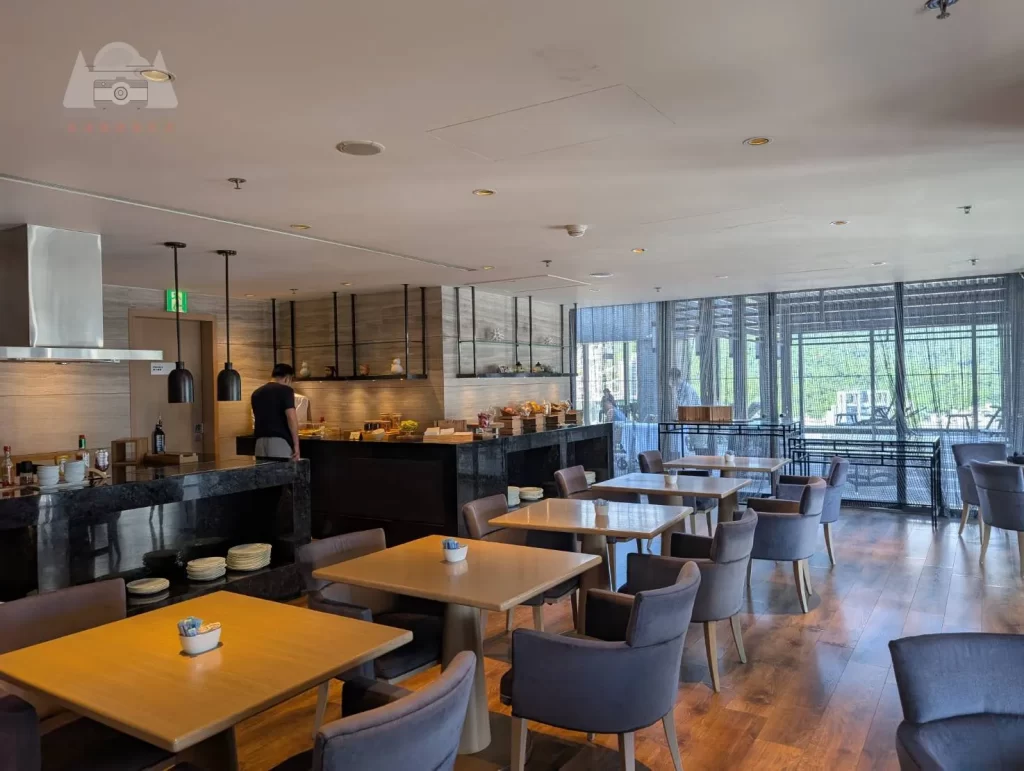 【2025台北萬豪行政酒廊開箱】|Happy hour：熱食種類不多但氣泡白酒讚，森林系早餐