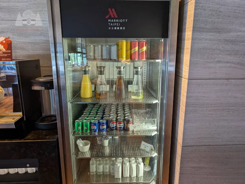 【2025台北萬豪行政酒廊開箱】|Happy hour：熱食種類不多但氣泡白酒讚，森林系早餐
