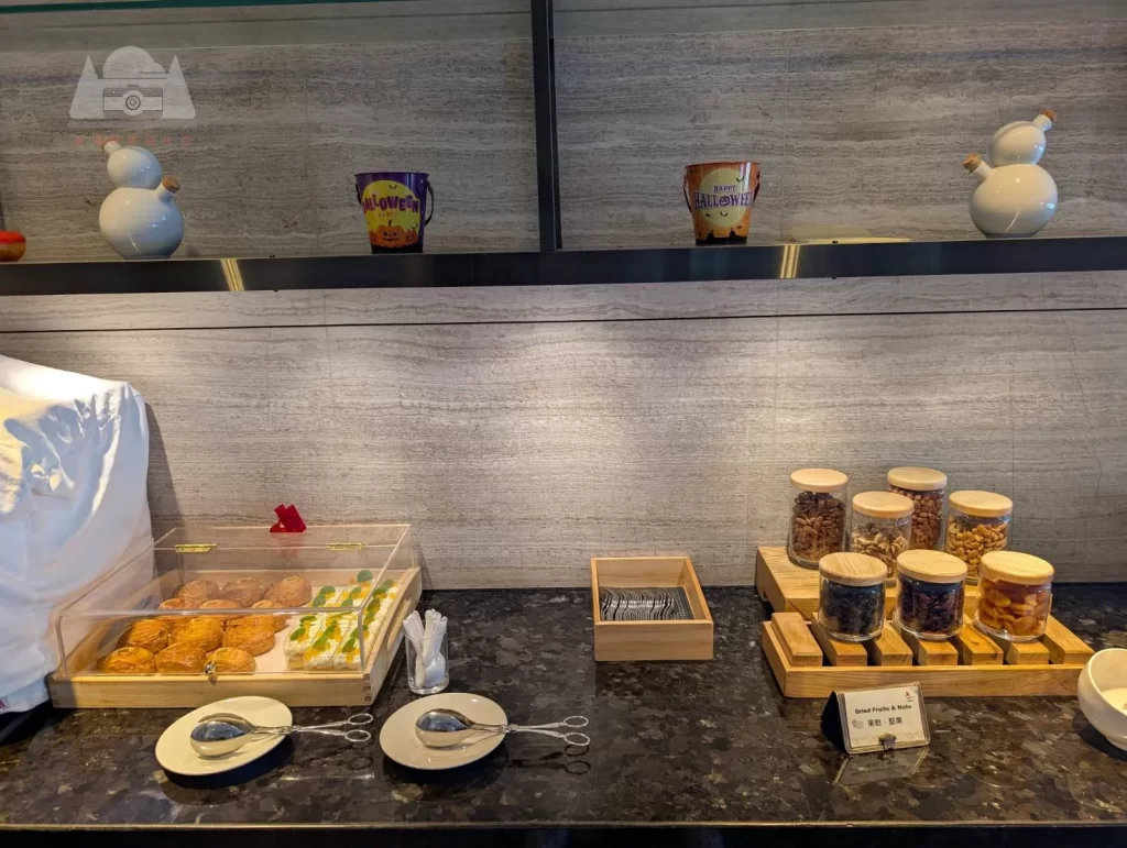 【2025台北萬豪行政酒廊開箱】|Happy hour：熱食種類不多但氣泡白酒讚，森林系早餐