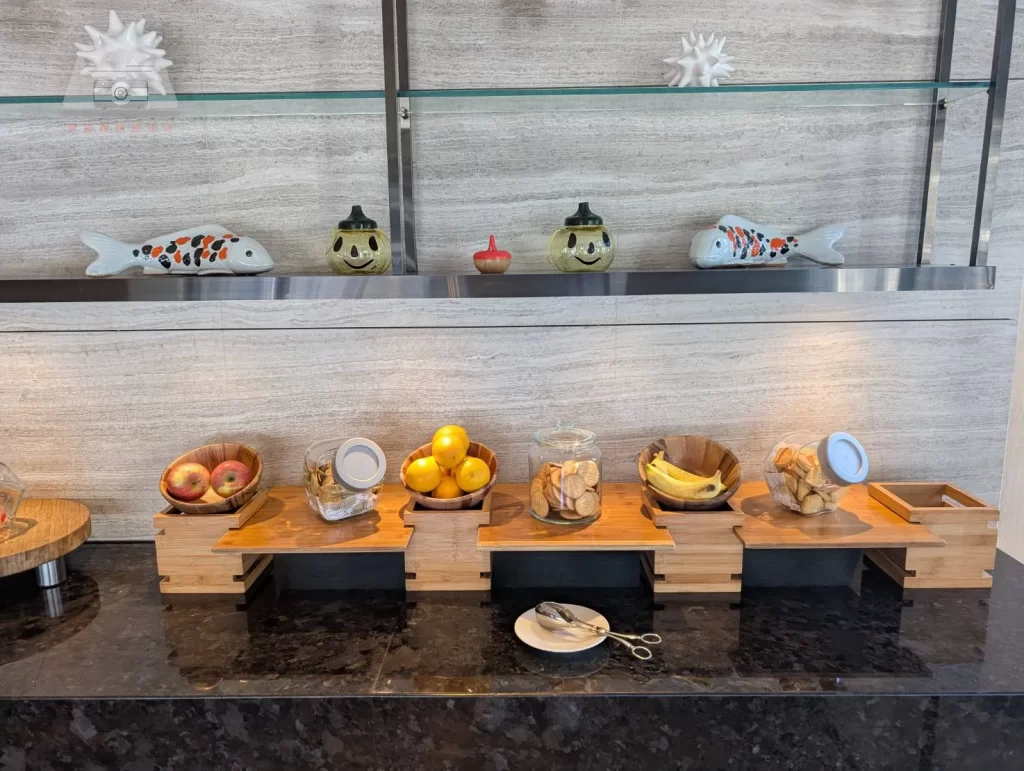 【2025台北萬豪行政酒廊開箱】|Happy hour：熱食種類不多但氣泡白酒讚，森林系早餐