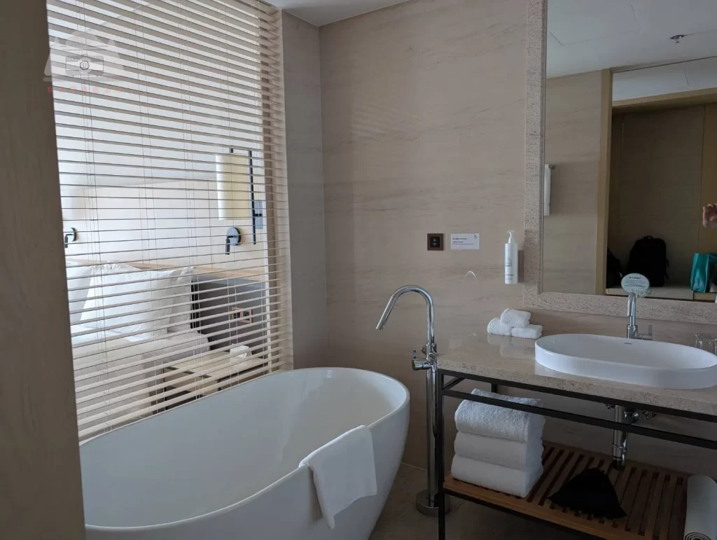 【2025台北萬豪行政酒廊開箱】|Happy hour：熱食種類不多但氣泡白酒讚，森林系早餐