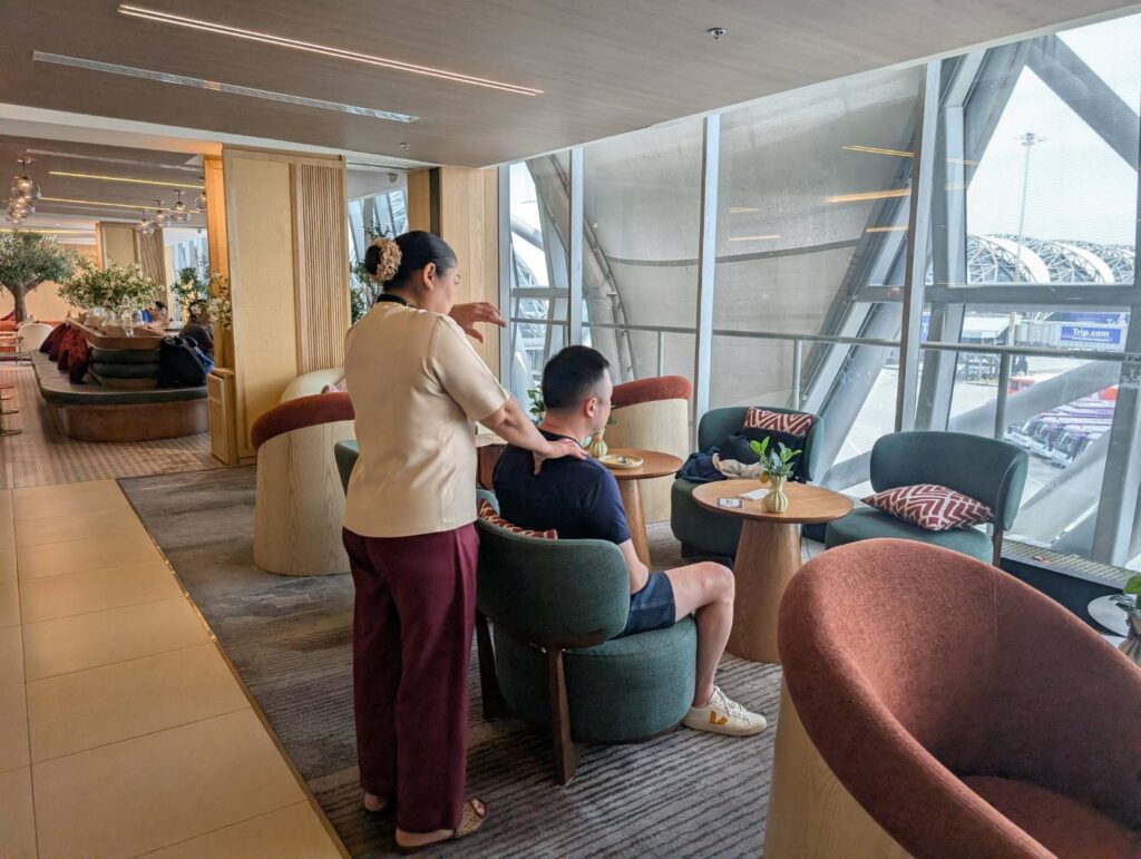 【曼谷機場最棒貴賓室】|  Coral Finest Business Class Lounge：免費按摩和調酒喝到飽，超級值得！